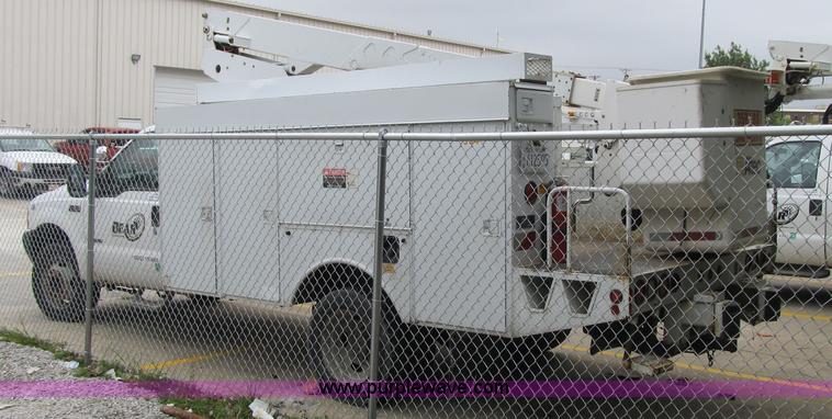 image for item G6527 2001 Ford F450 Super Duty XL bucket truck