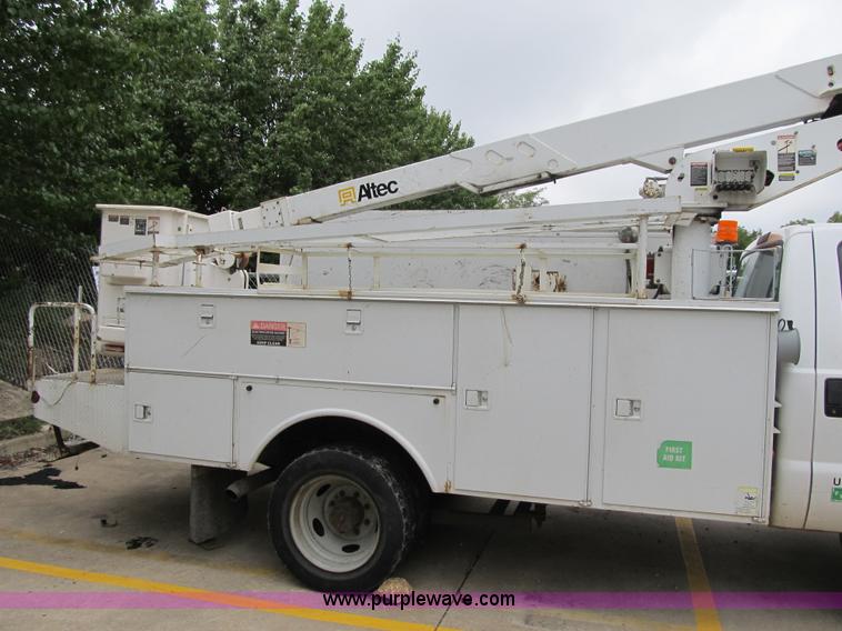 image for item G6527 2001 Ford F450 Super Duty XL bucket truck
