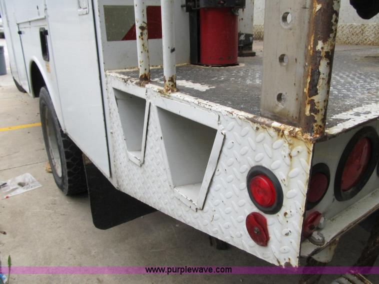 image for item G6527 2001 Ford F450 Super Duty XL bucket truck