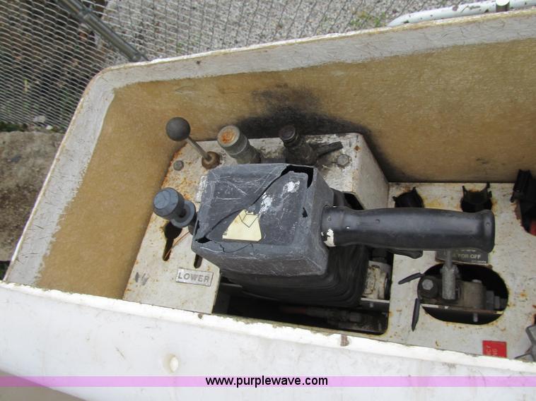 image for item G6527 2001 Ford F450 Super Duty XL bucket truck