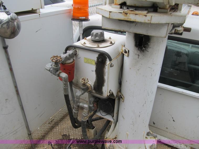 image for item G6527 2001 Ford F450 Super Duty XL bucket truck