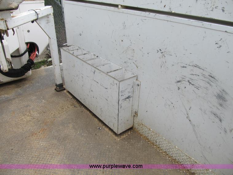 image for item G6527 2001 Ford F450 Super Duty XL bucket truck