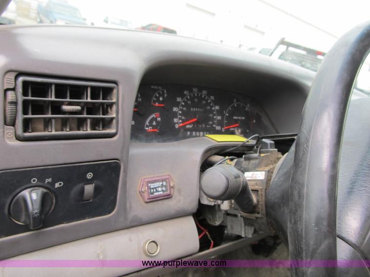 image for item G6527 2001 Ford F450 Super Duty XL bucket truck