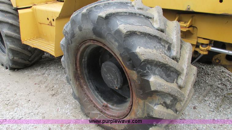 image for item G9093 1989 Vermeer V7550 cable plow