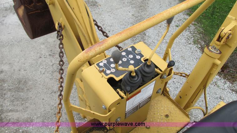 image for item G9093 1989 Vermeer V7550 cable plow