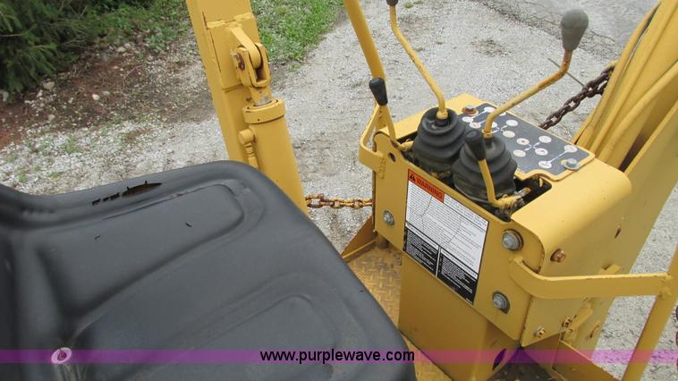 image for item G9093 1989 Vermeer V7550 cable plow