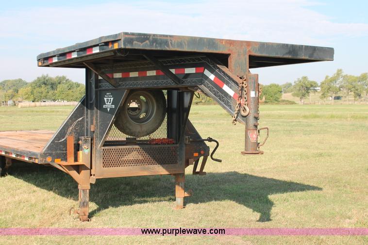 image for item H5600 2003 PJ gooseneck trailer