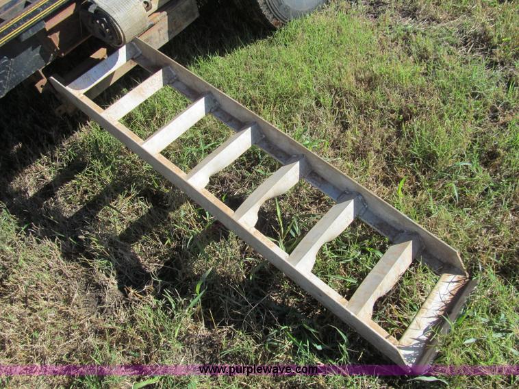 image for item H5601 2004 Target gooseneck trailer