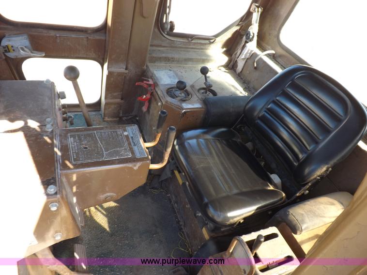 image for item H9060 1977 Caterpillar D7G dozer