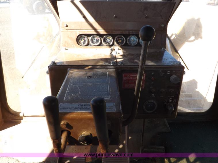 image for item H9060 1977 Caterpillar D7G dozer