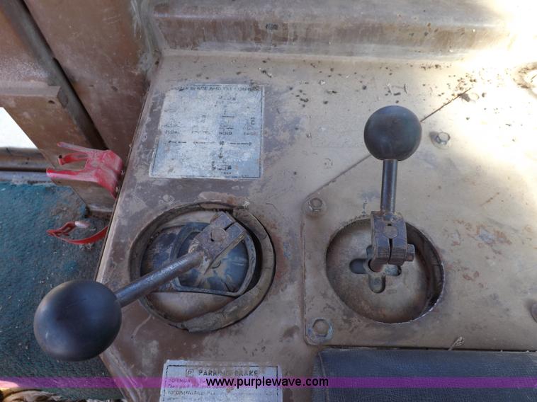 image for item H9060 1977 Caterpillar D7G dozer