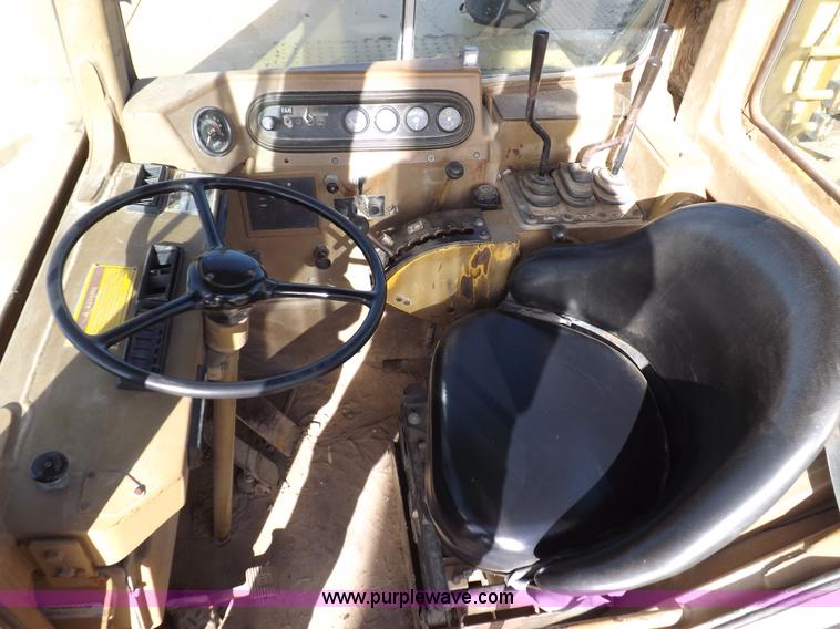 image for item H9066 1990 Caterpillar 615C elevating scraper