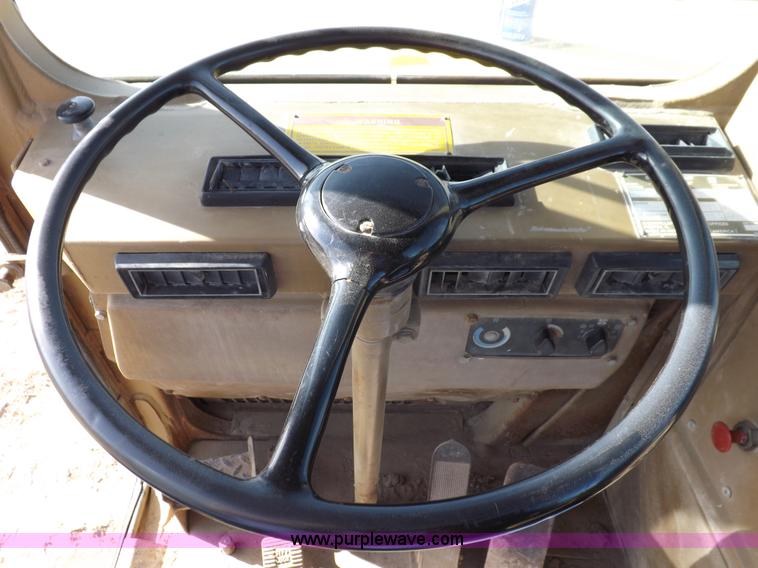 image for item H9066 1990 Caterpillar 615C elevating scraper