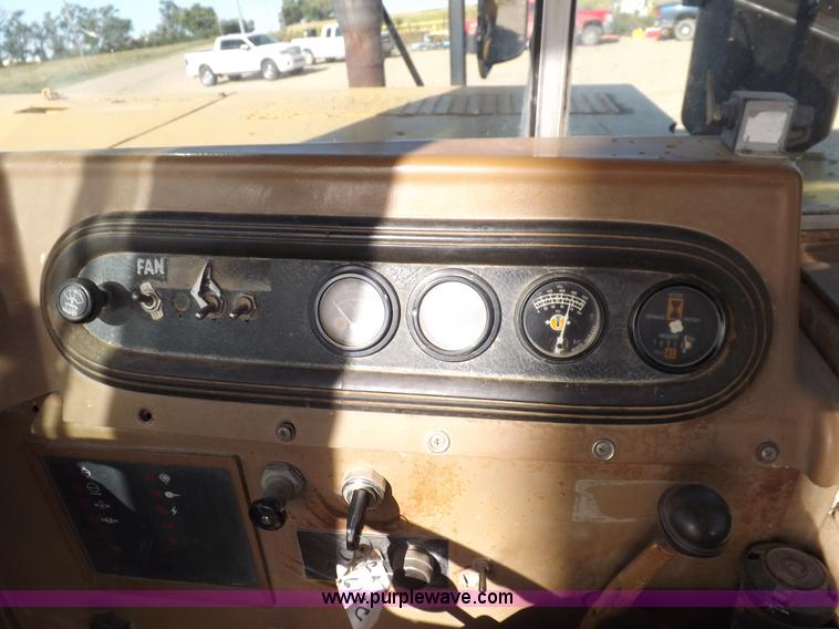 image for item H9066 1990 Caterpillar 615C elevating scraper