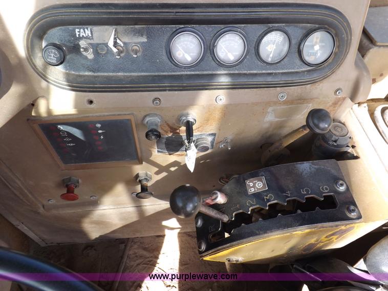 image for item H9066 1990 Caterpillar 615C elevating scraper