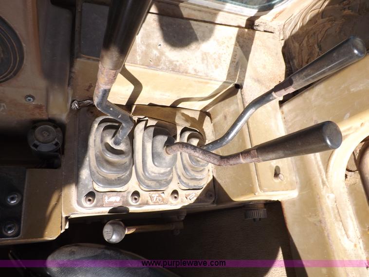 image for item H9066 1990 Caterpillar 615C elevating scraper