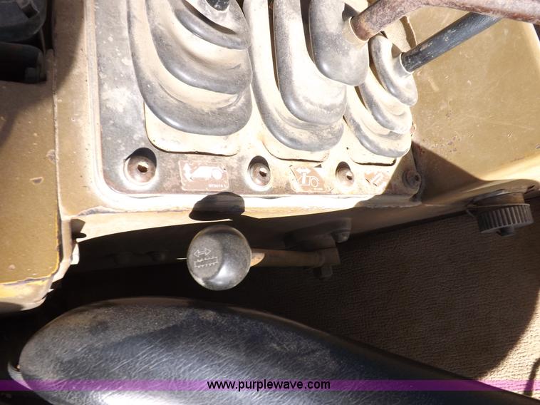 image for item H9066 1990 Caterpillar 615C elevating scraper