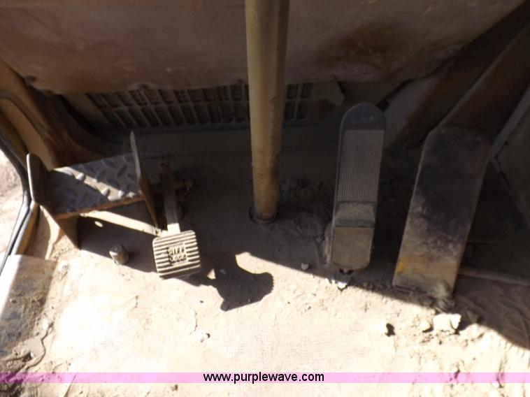 image for item H9066 1990 Caterpillar 615C elevating scraper