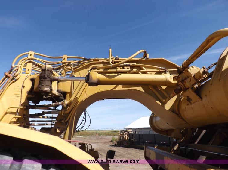 image for item H9066 1990 Caterpillar 615C elevating scraper