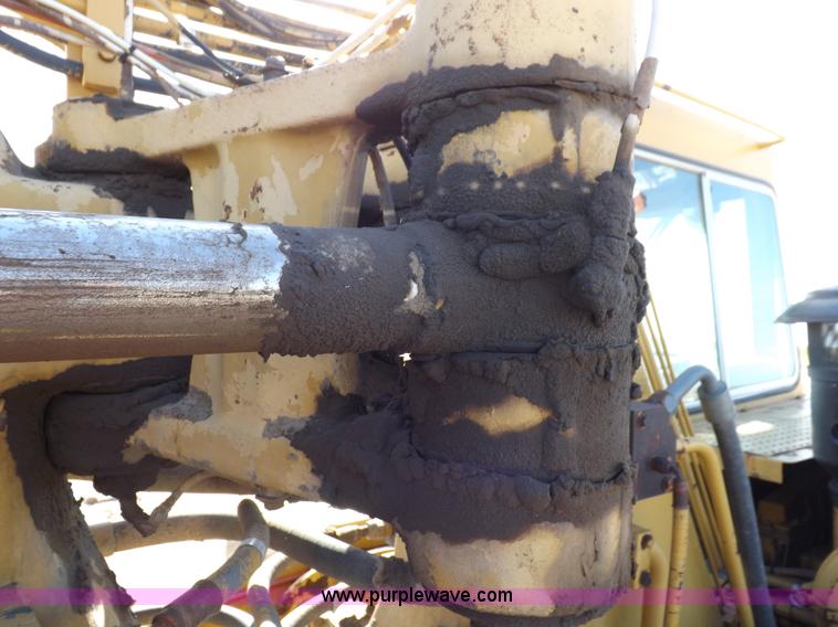 image for item H9066 1990 Caterpillar 615C elevating scraper