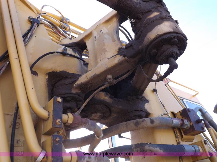 image for item H9066 1990 Caterpillar 615C elevating scraper