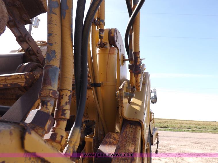 image for item H9066 1990 Caterpillar 615C elevating scraper