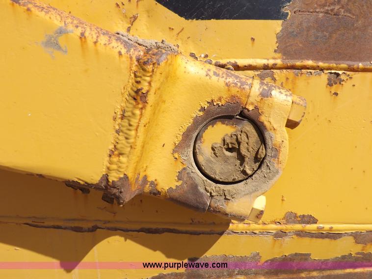 image for item H9066 1990 Caterpillar 615C elevating scraper