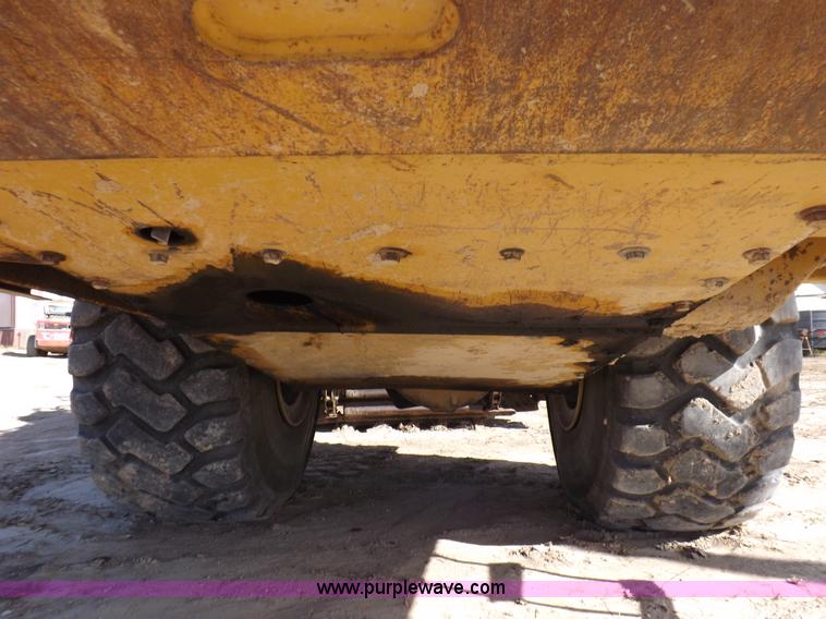 image for item H9066 1990 Caterpillar 615C elevating scraper