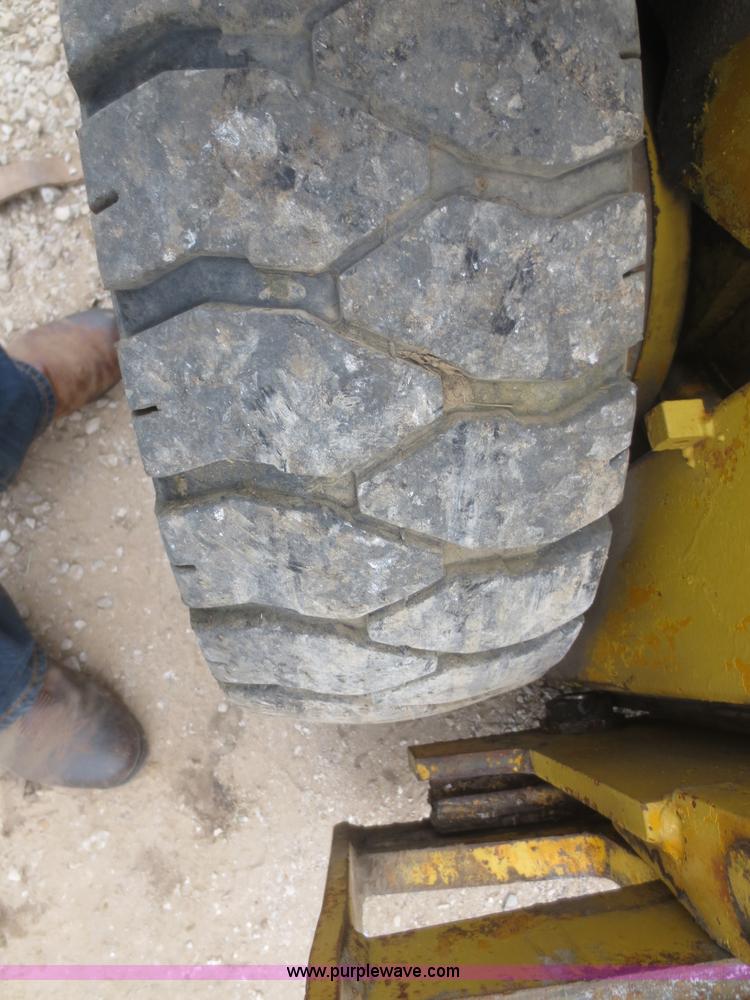 image for item I2204 Caterpillar V60B forklift