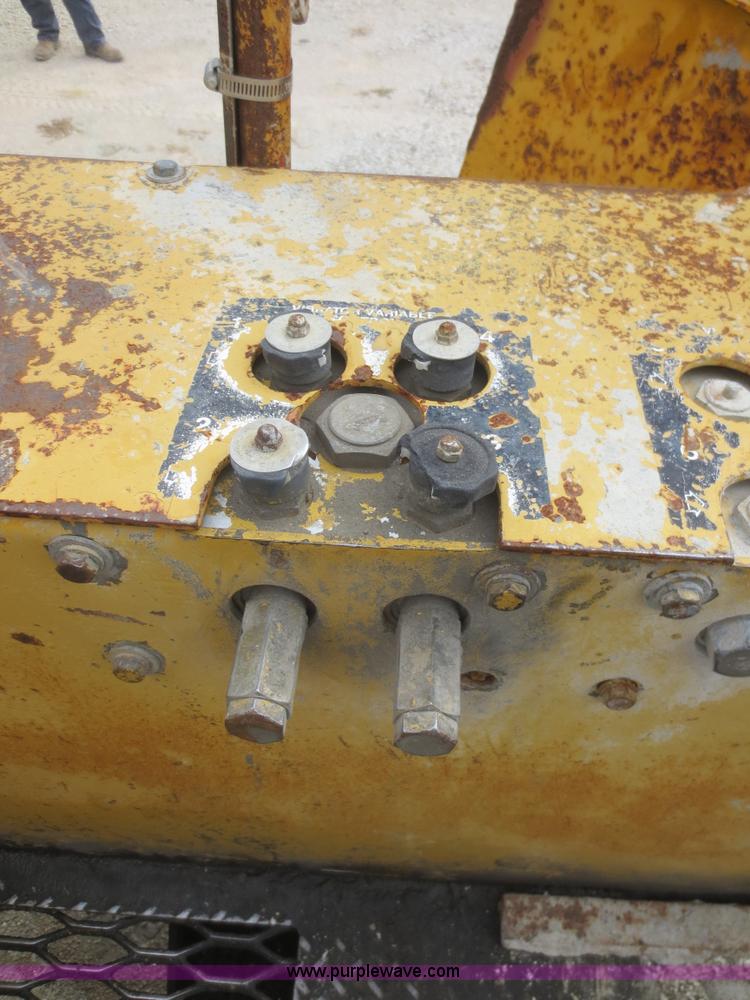 image for item I2211 1993 Gomaco GT6300 curb and gutter machine