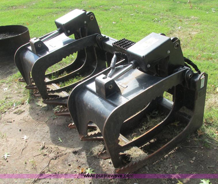 image for item J2404 Caterpillar 2869300 skid steer grapple bucket