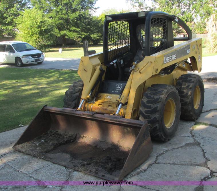 image for item J2405 2005 John Deere 332 skid steer