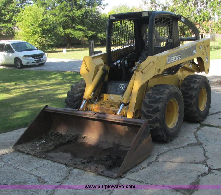 image for item J2405 2005 John Deere 332 skid steer