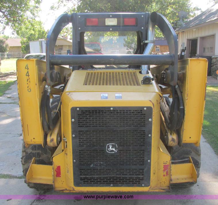 image for item J2405 2005 John Deere 332 skid steer