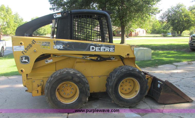 image for item J2405 2005 John Deere 332 skid steer