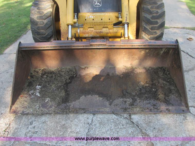 image for item J2405 2005 John Deere 332 skid steer