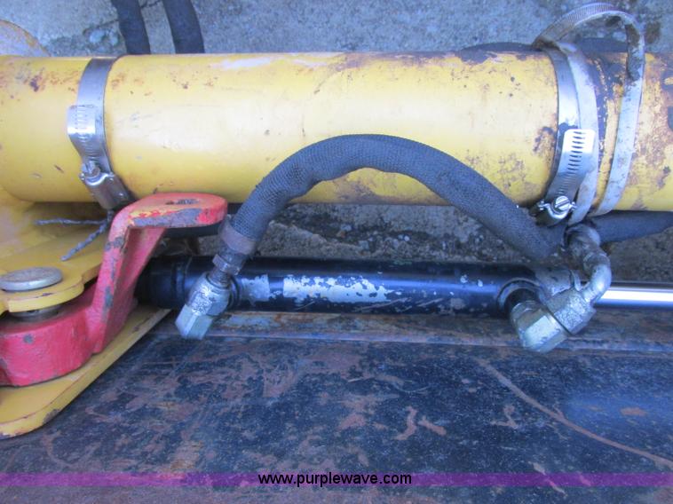 image for item J2405 2005 John Deere 332 skid steer