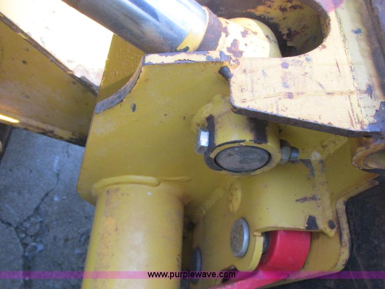 image for item J2405 2005 John Deere 332 skid steer