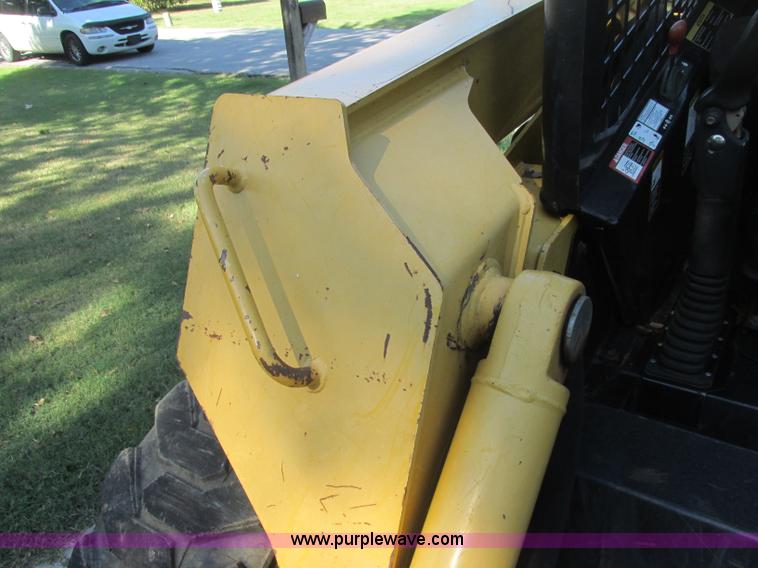 image for item J2405 2005 John Deere 332 skid steer