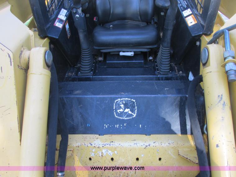 image for item J2405 2005 John Deere 332 skid steer