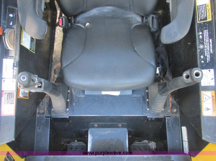 image for item J2405 2005 John Deere 332 skid steer