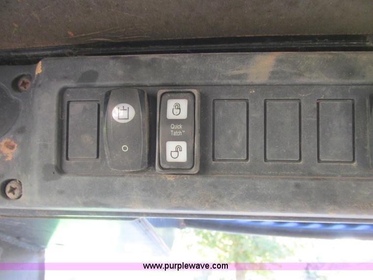 image for item J2405 2005 John Deere 332 skid steer