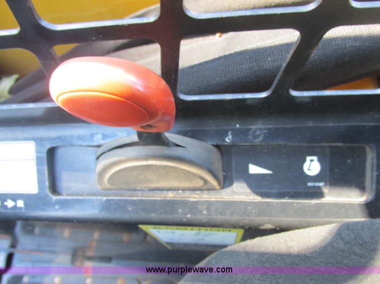 image for item J2405 2005 John Deere 332 skid steer