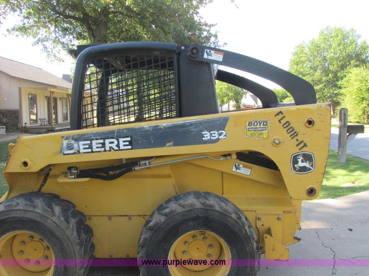 image for item J2405 2005 John Deere 332 skid steer