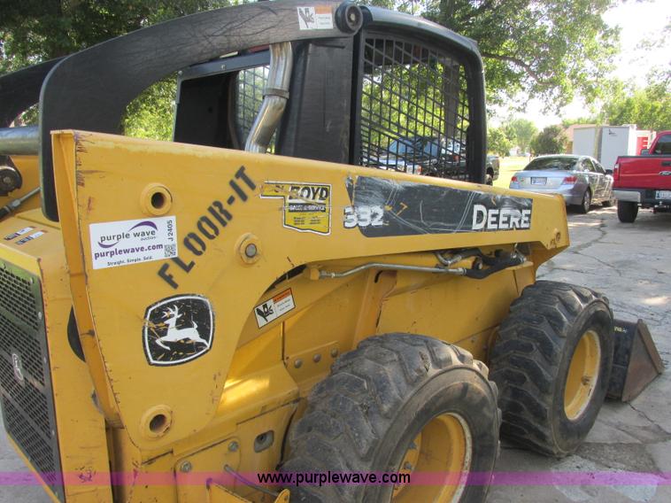 image for item J2405 2005 John Deere 332 skid steer