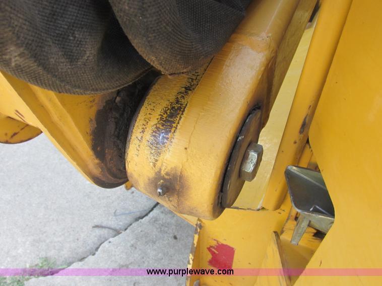 image for item J2405 2005 John Deere 332 skid steer