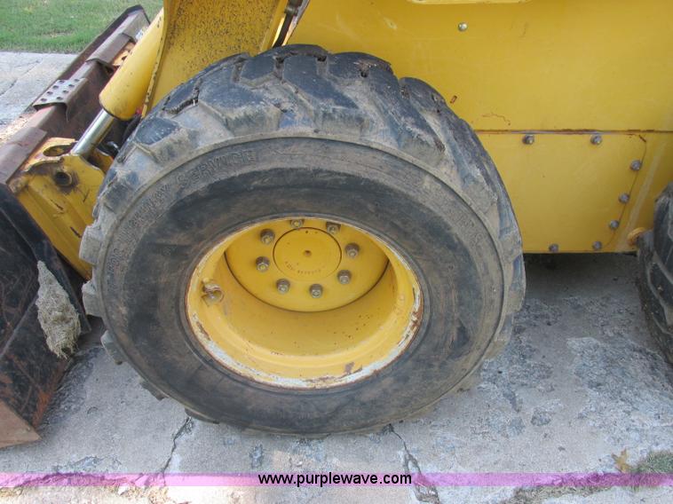 image for item J2405 2005 John Deere 332 skid steer