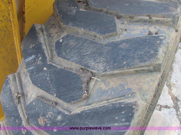 image for item J2405 2005 John Deere 332 skid steer