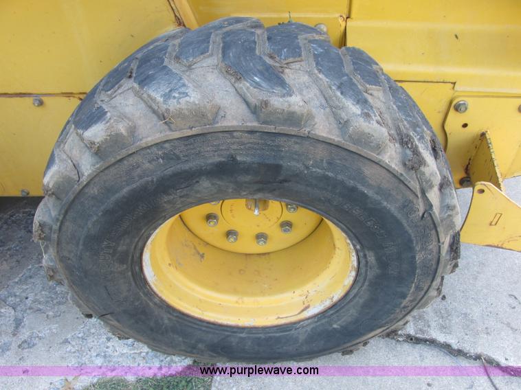 image for item J2405 2005 John Deere 332 skid steer