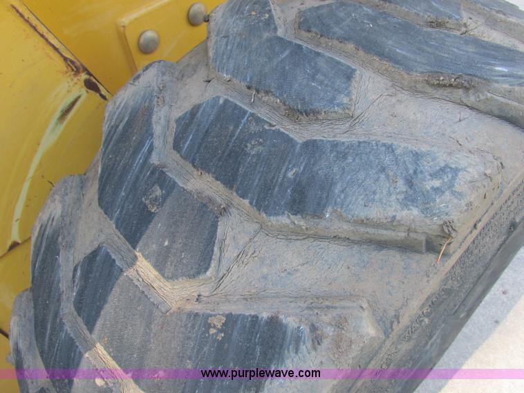 image for item J2405 2005 John Deere 332 skid steer